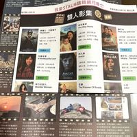 可能是 4 個人、票根和文字的圖像