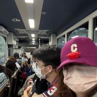 可能是 2 個人、火車和文字的圖像