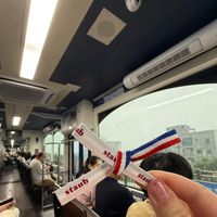 可能是 6 個人、火車和顯示的文字是「 stay staub 」的圖像