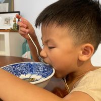 可能是 1 人、粥、拉麵和炒麵的圖像