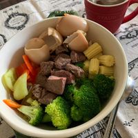 可能是肉排、水波蛋和文字的圖像