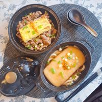 可能是火鍋、拉麵、豆腐和文字的圖像