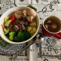 可能是肉排、水波蛋和文字的圖像