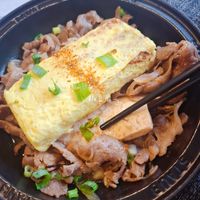 可能是歐姆蛋、拉麵、豆腐和文字的圖像