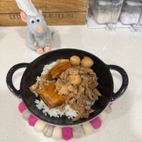 可能是火鍋、拉麵、豆腐、水波蛋和文字的圖像