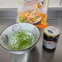 可能是麵、炒麵、拉麵、義大利麵和文字的圖像