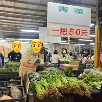 可能是 ‎9 個人和‎顯示的文字是「‎青菜 菜 青 一把50元 元 מתה‎ 」‎‎ 的圖像