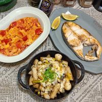 可能是蝦、西班牙大鍋飯、燉小牛膝和義大利麵的圖像