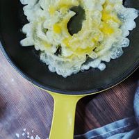 可能是水波蛋、歐姆蛋、蛋黃和顯示的文字是「盛 BAVIS tendi tendiskicchen ndi kitchen 」的圖像