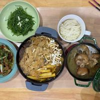 可能是麵、火鍋、拉麵、炒麵和文字的圖像
