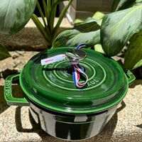 可能是‎慢燉鍋和‎顯示的文字是「 ‎quess STAUB AUS AUB AUD S חעי‎ 」‎‎ 的圖像