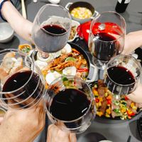 可能是飲料和銀橡樹的圖像