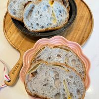 可能是黑麥麵包和法式長棍麵包的圖像