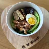可能是拉麵、水波蛋、香菇和豆腐的圖像
