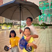 可能是 2 個人、小孩和文字的圖像