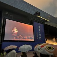 可能是 1 人、人群和文字的圖像