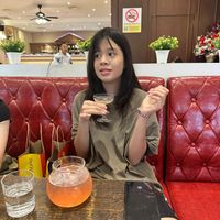 可能是 2 個人和飲料的圖像