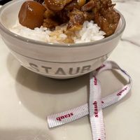 可能是‎粥和‎顯示的文字是「 ‎STAUB queas רם Suatl‎ 」‎‎ 的圖像