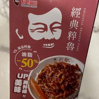 可能是顯示的文字是「關間張 FORMOS FORMOSACHANG 經 TRRITINA ค いasm 加 典 粹 Vs. S.黃金粹魯 魯 OA 油脂 -50° UP 昇溫 ብገን0ጅ 美井 升 美寿 味社 味 級 4B 」的圖像