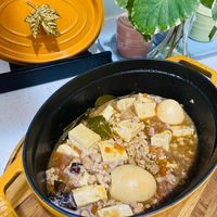 可能是‎燉小牛膝、火鍋、豆腐和‎顯示的文字是「 ‎C COCOTTE ت‎ 」‎‎ 的圖像
