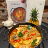 可能是豆腐、火鍋和顯示的文字是「 M 」的圖像