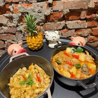 可能是西班牙大鍋飯、義大利麵、炒飯和豆腐的圖像