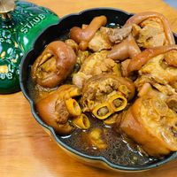 可能是燉小牛膝、豆腐和顯示的文字是「 STAUB STANB STADE 」的圖像