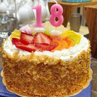 可能是草莓、蛋糕和文字的圖像