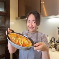 可能是 1 人、肉餡餅和西班牙大鍋飯的圖像