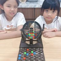 可能是 2 個人、兒童玩具和文字的圖像