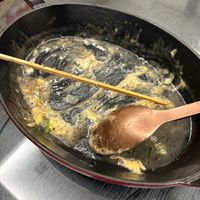 可能是起司火鍋、水波蛋、拉麵和木湯匙的圖像