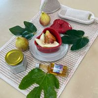 可能是草莓、無花果和文字的圖像