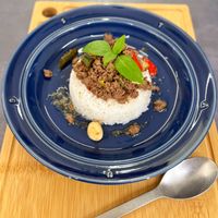 可能是肉排和北非小米飯的圖像