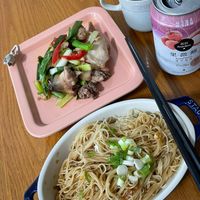 可能是麵、炒麵、拉麵和文字的圖像