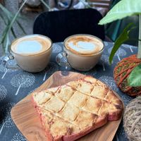 可能是肉餡餅、咖啡、蛋糕、水果塔和半圓形餡餅的圖像