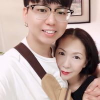 可能是 1 人、微笑和眼鏡的圖像