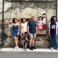 可能是 6 個人和小孩的圖像