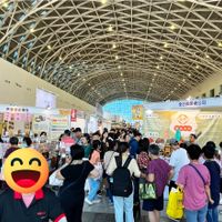 可能是 6 個人、人群和文字的圖像