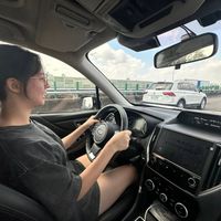 可能是 1 人和汽車的圖像