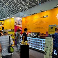 可能是 5 個人、書報攤和文字的圖像