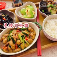 可能是‎炒麵、豆腐、火鍋和‎顯示的文字是「 ‎ققم 蔥燒胡椒雞 STAUB Vc STANE‎ 」‎‎ 的圖像
