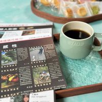 可能是 1 人、咖啡杯、矢車菊和文字的圖像