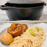 可能是麵、拉麵、香菇、豆腐和義大利麵的圖像