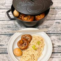 可能是炒麵、麵、香菇、拉麵和顯示的文字是「 SPALE STAYE 」的圖像