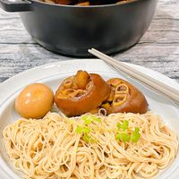 可能是麵、拉麵、豆腐、香菇、火鍋和顯示的文字是「 SIAUE LB 」的圖像