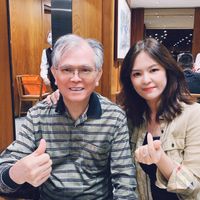 可能是 2 個人和文字的圖像