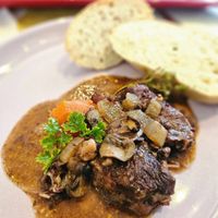 可能是肉排和燉小牛膝的圖像