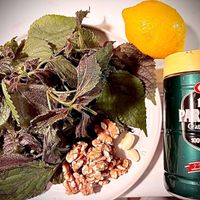 可能是紫蘇和顯示的文字是「 20005 Kraft 100% PARMESAN Grated Cheese อ 一 クラフト 100% 100％パルメザン ペレメザン ナチュラルチーズ」的圖像