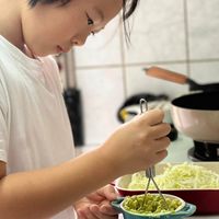 可能是 1 人、炒麵、豌豆糊和義大利麵的圖像