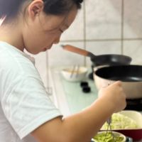 可能是 1 人、義大利麵和豌豆糊的圖像
